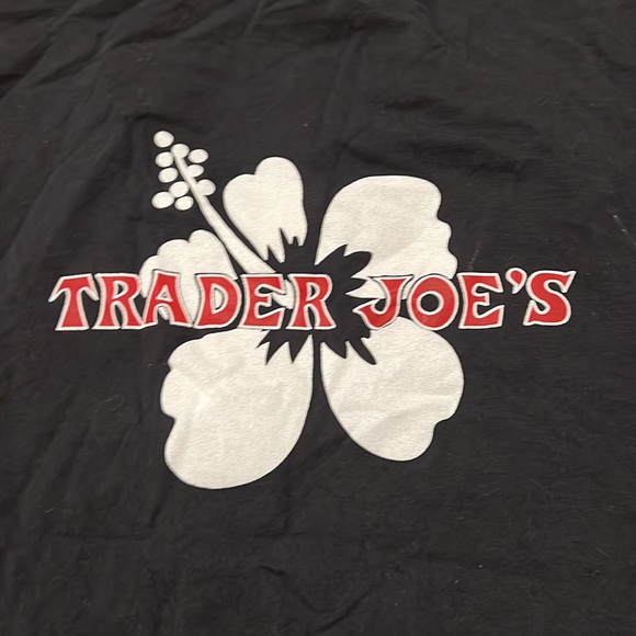 TRADER JOES BLACK T SHIRT - Picture 4 of 4